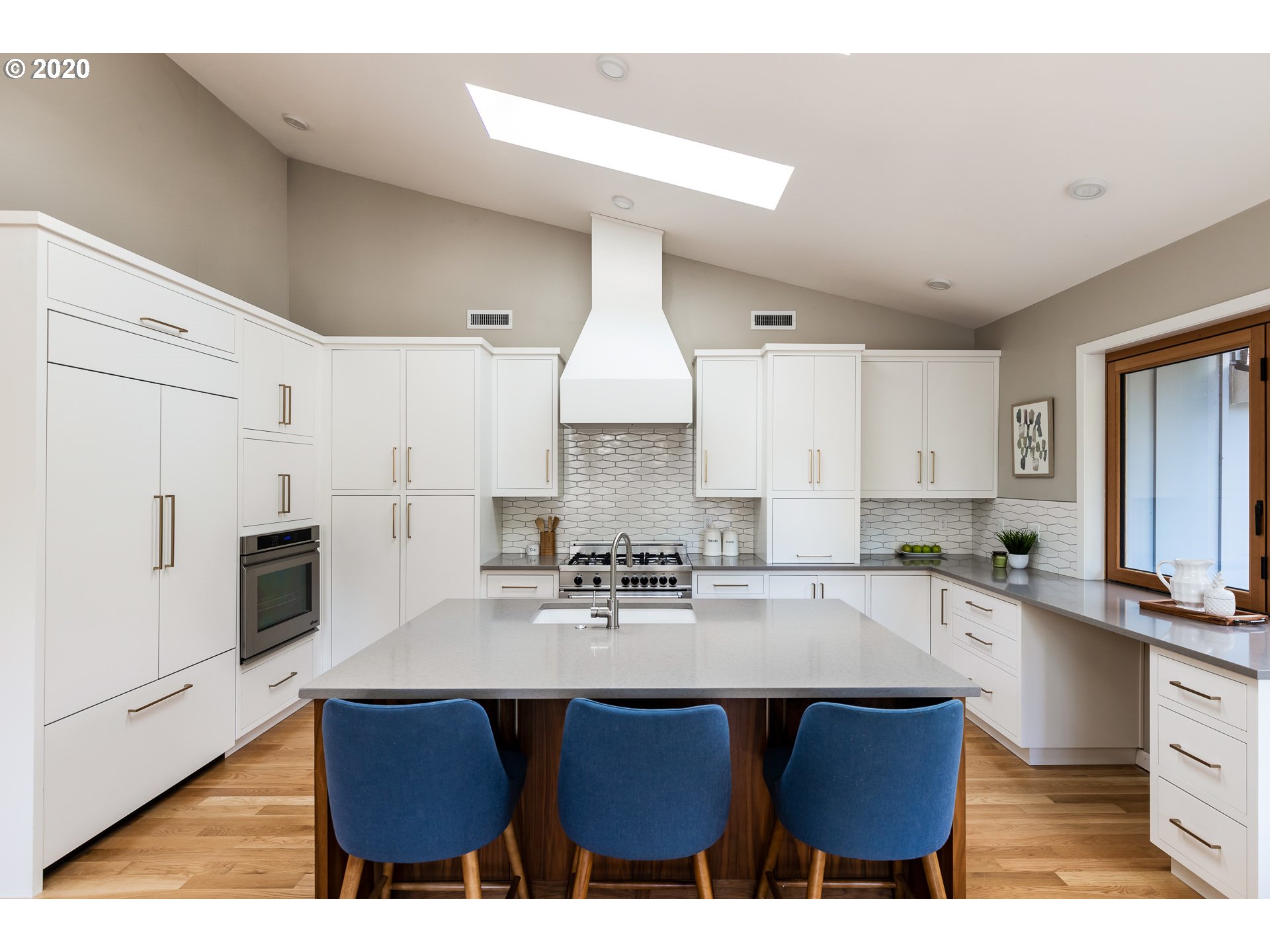 945 Southwest Maplecrest Court Portland, OR 97219 - Photo 9 of 31 Gallery Image 9