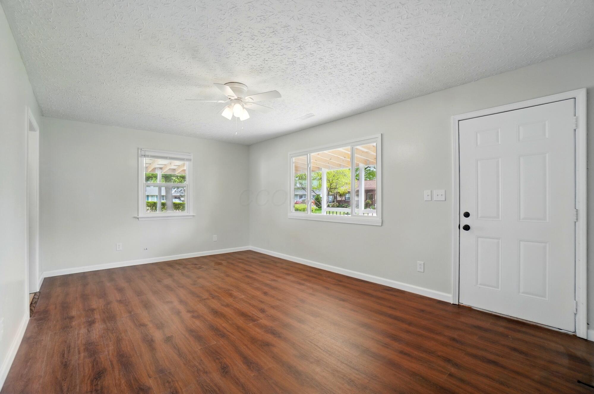 4561 St Rita Lane Columbus, OH 43213 - Photo 6 of 34 Living Room