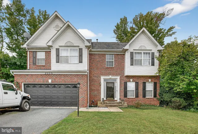 a view of front a house with a yard