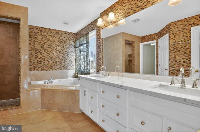 a view of a house with kitchen outdoor seating