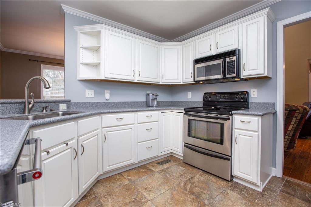 1414 Robbins Road Winston-Salem, NC 27107 - Photo 3 of 21 Gallery Image 3