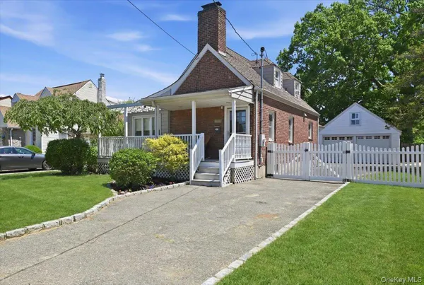 $725,000 | 2395 Yorktown Street, Oceanside, NY 11572