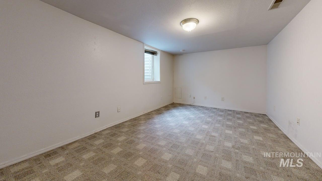 1210 10th Street Lewiston, ID 83501 - Photo 19 of 25 Spare room with light carpet and baseboards