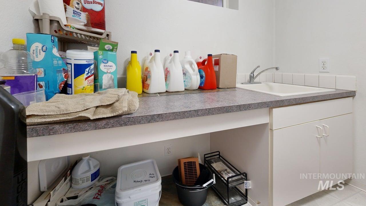 1210 10th Street Lewiston, ID 83501 - Photo 22 of 25 Laundry room featuring a sink