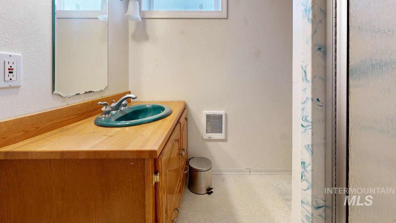 1210 10th Street Lewiston, ID 83501 - Photo 23 of 25 Bathroom with a shower with shower curtain, vanity, and plenty of natural light