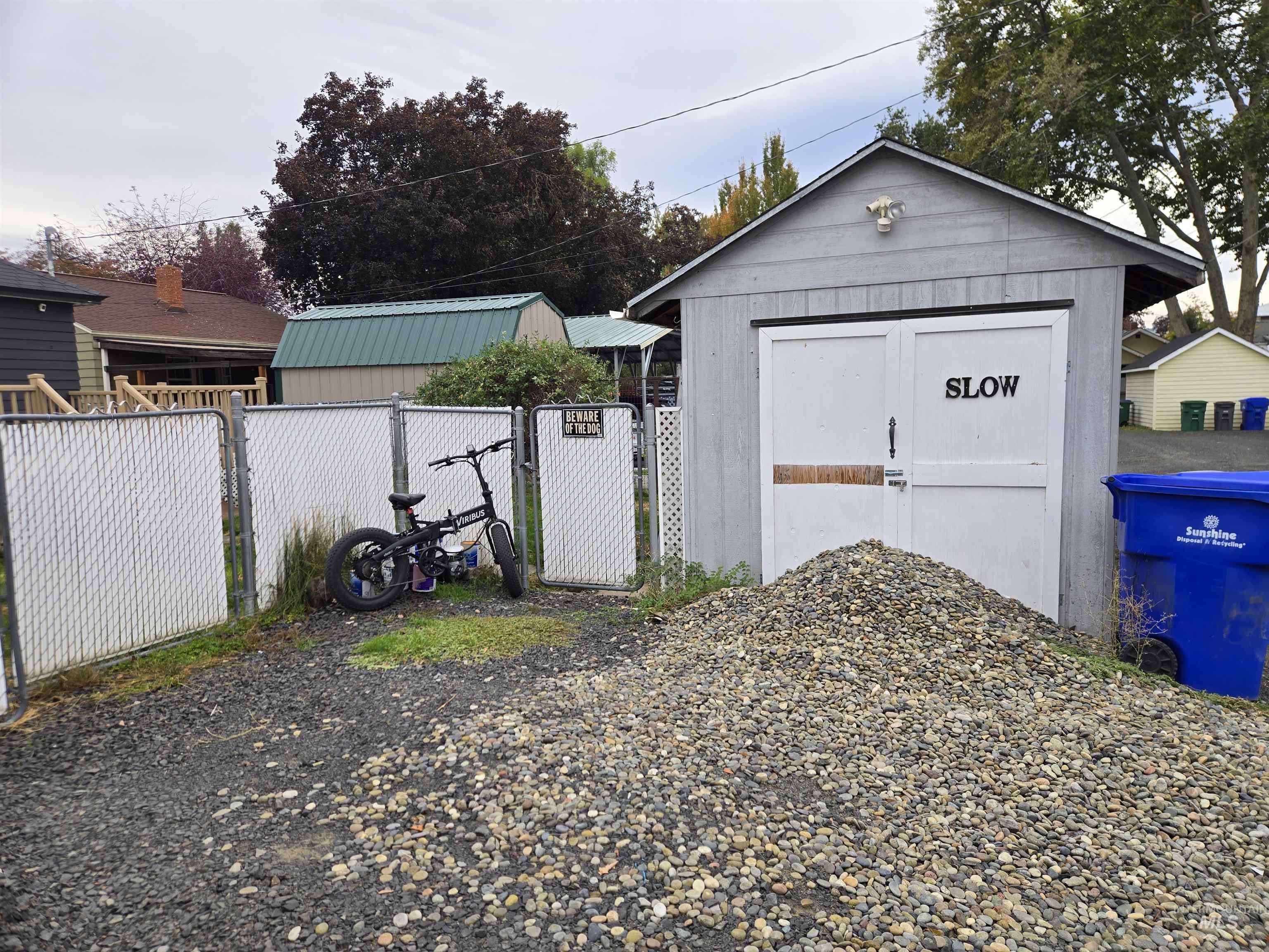 1210 10th Street Lewiston, ID 83501 - Photo 4 of 25 Garage with a gate and a shed
