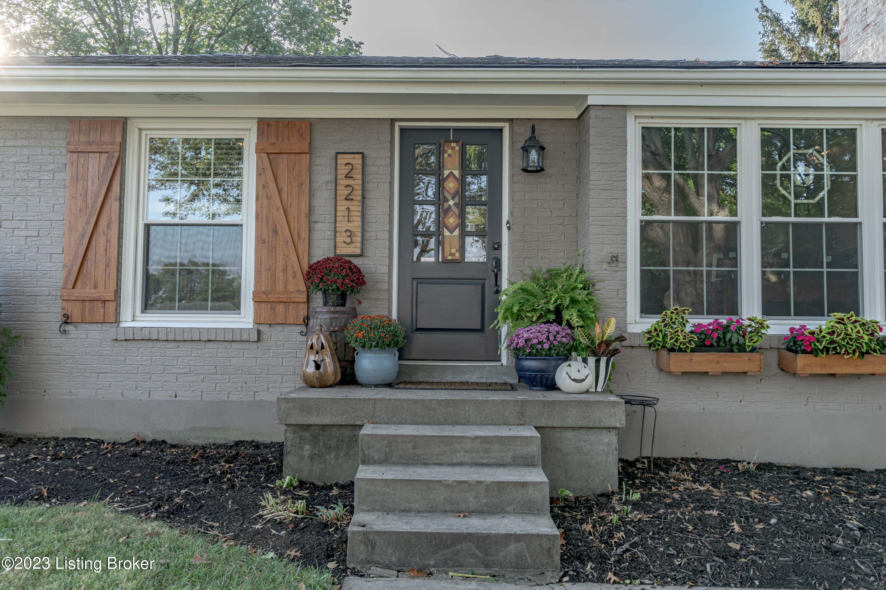 2213 Janlyn Road Louisville, KY 40299 - Photo 2 of 77 DSC08065