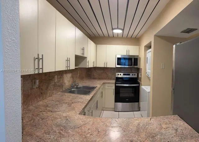 $2,200 | 10090 Northwest 80th Court, Unit 1155, Hialeah Gardens, FL 33016