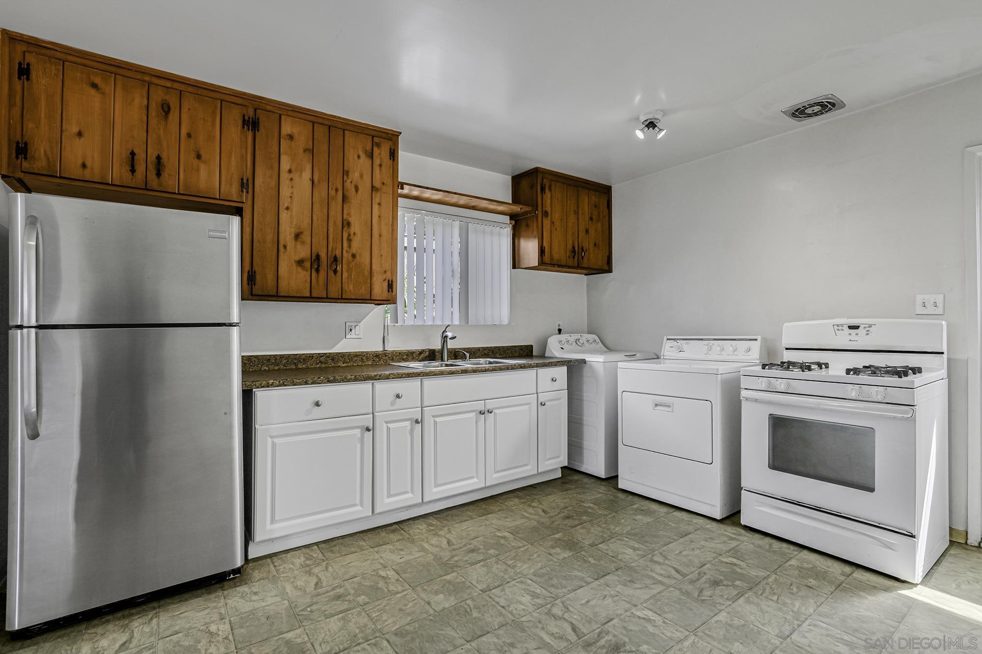 2018 Glasgow Avenue Cardiff, CA 92007 - Photo 7 of 32