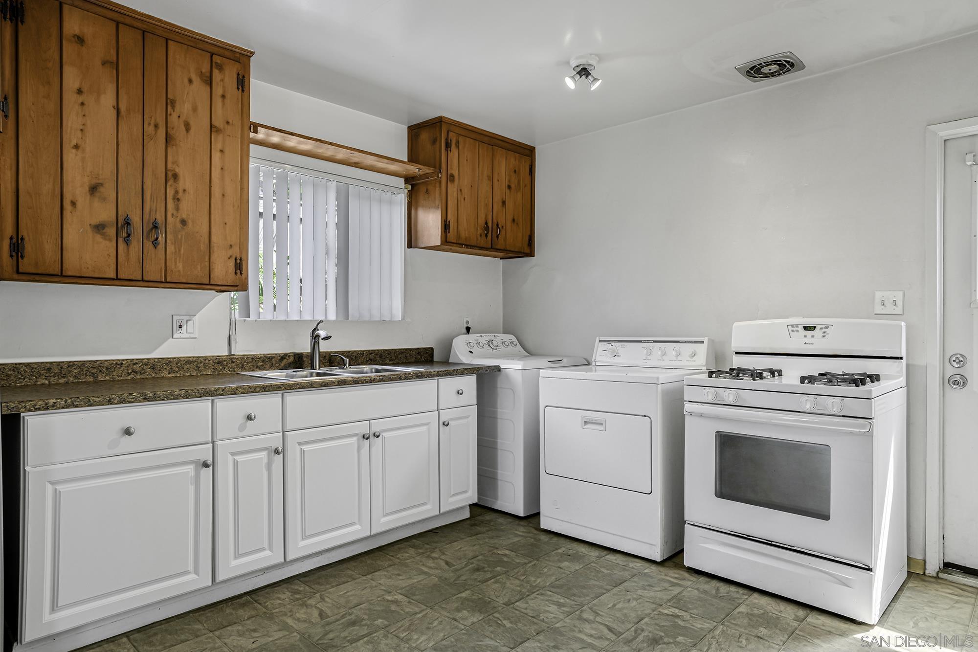 2018 Glasgow Avenue Cardiff, CA 92007 - Photo 9 of 32