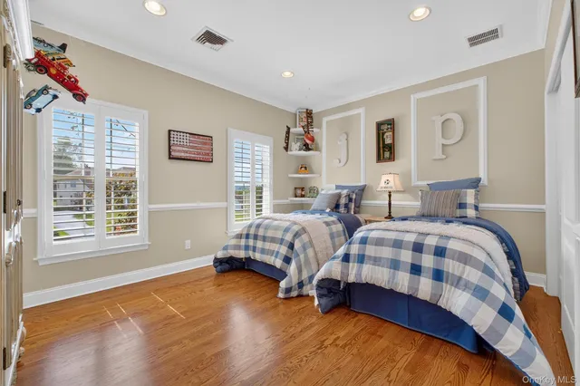 a en suite bathroom with a double vanity sink and a mirror