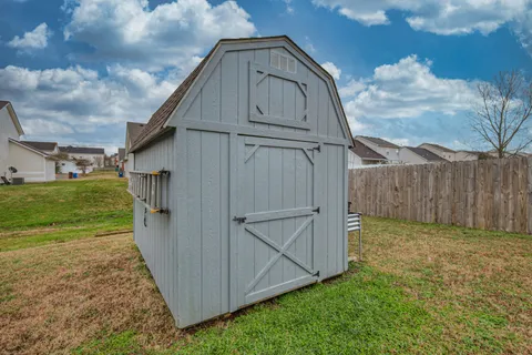 a view of a house with backyard