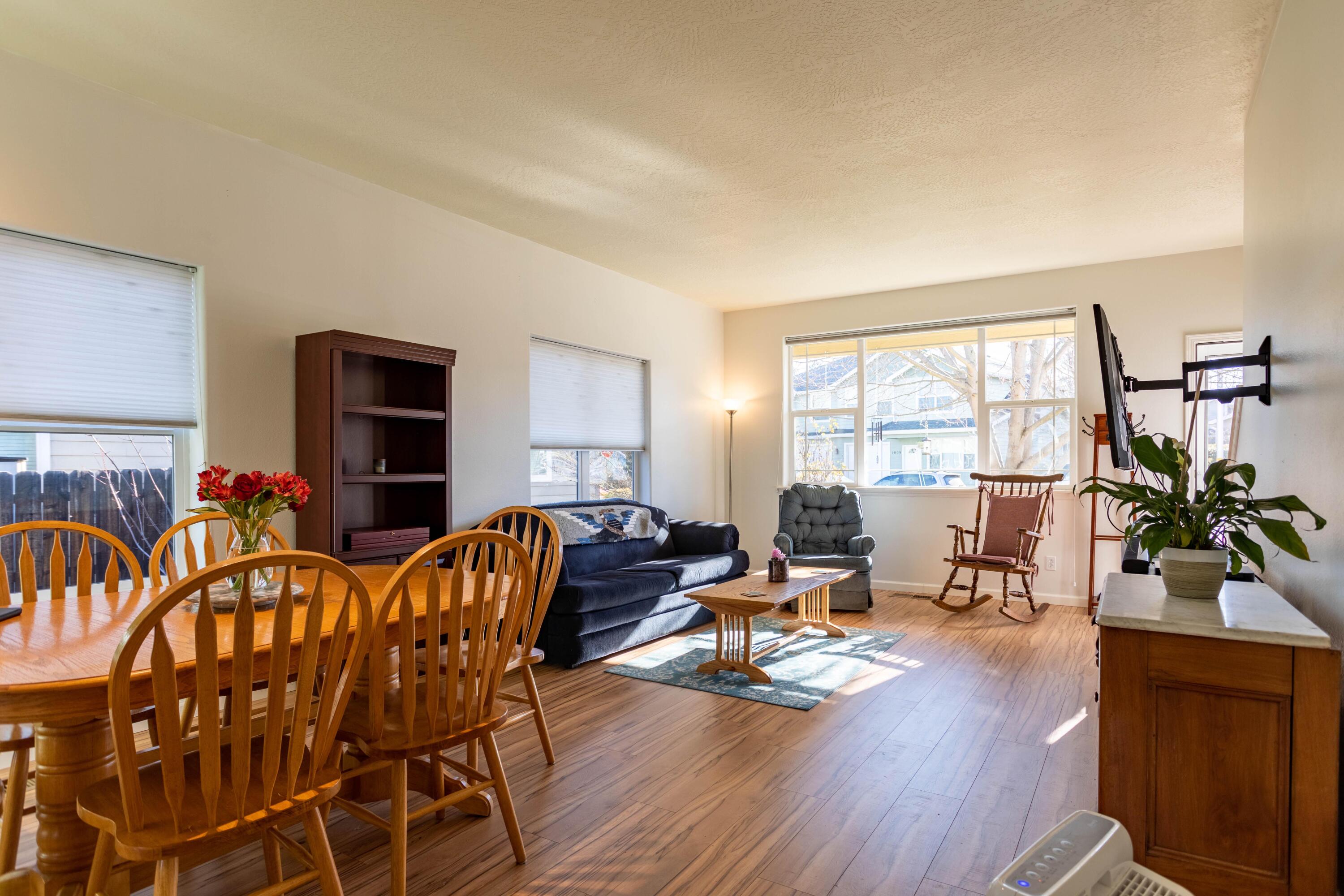 1012 Megan Lane Phoenix, OR 97535 - Photo 5 of 35 Dining/Living