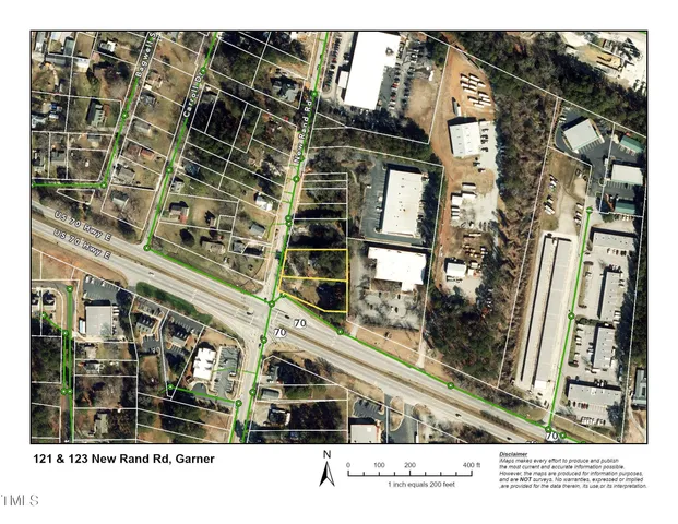 a black and white photo of a building