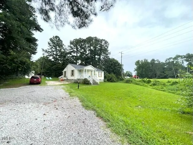 a view of a house with backyard and garden