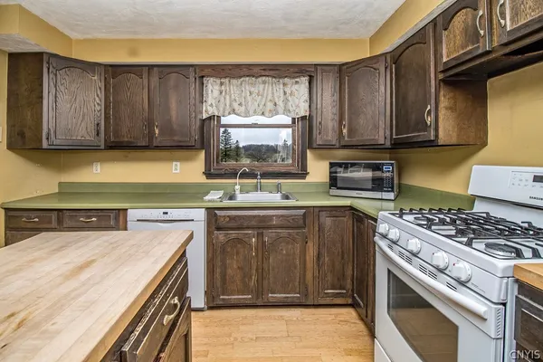 $349,900 | 5733 East Lake Road, Cazenovia, NY 13035