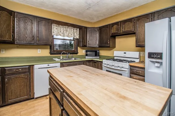 $349,900 | 5733 East Lake Road, Cazenovia, NY 13035