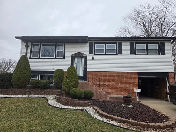 $299,000 | 8811 West 92nd Street, Hickory Hills, IL 60457