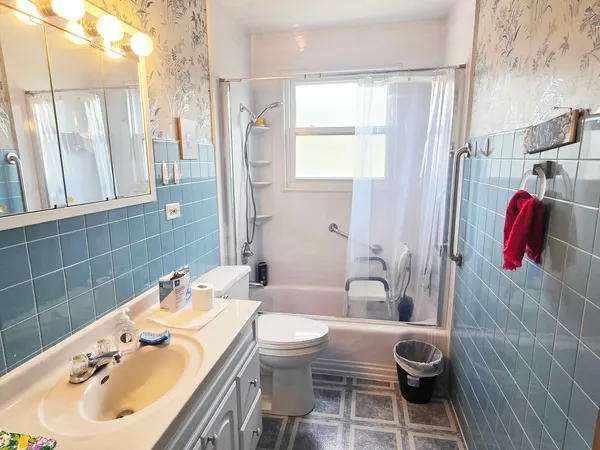 $299,000 | 8811 West 92nd Street, Hickory Hills, IL 60457