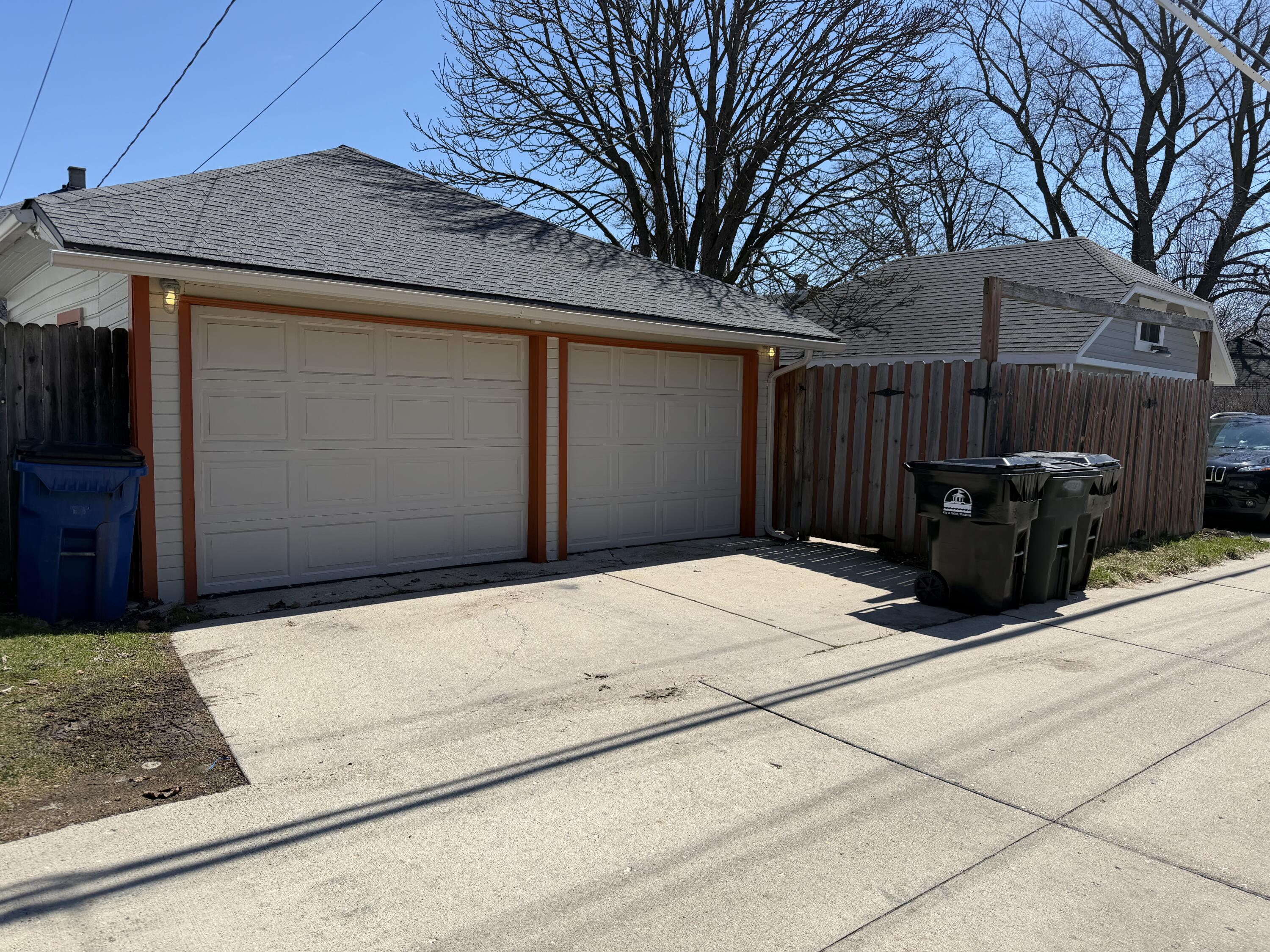 1000 Hayes Avenue Racine, WI 53405 - Photo 23 of 35 Garage/Yale Street