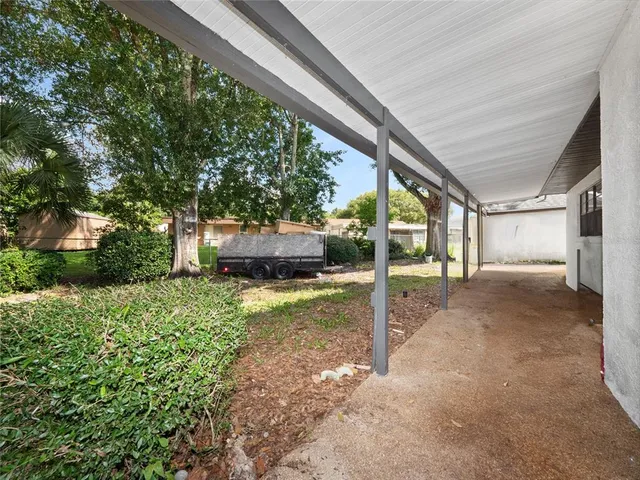 a view of a back yard