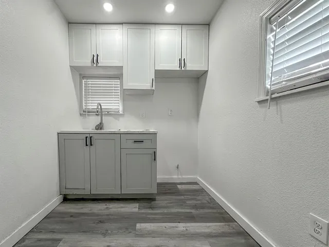 a view of entryway with kitchen