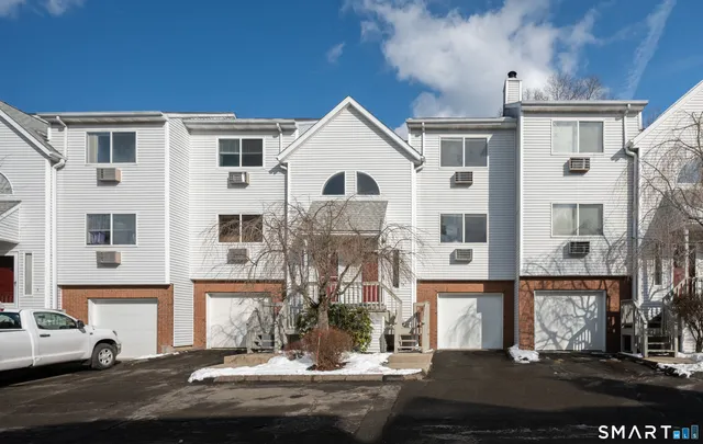 $2,350 | 925 Oronoke Road, Unit 14F, Waterbury, CT 06708