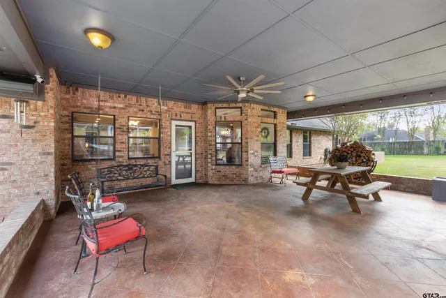 $640,000 | 19422 County Road 1321, Flint, TX 75762