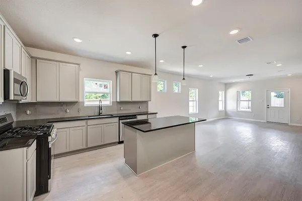 $329,975 | 1233 Anderson Drive, Trenton, TX 75490