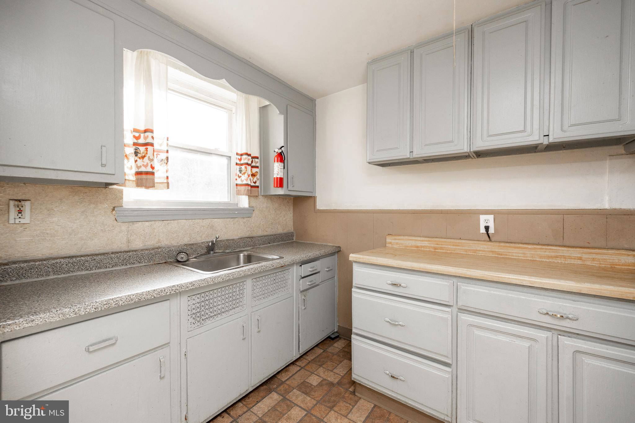 69 Springton Road Upper Darby, PA 19082 - Photo 9 of 15