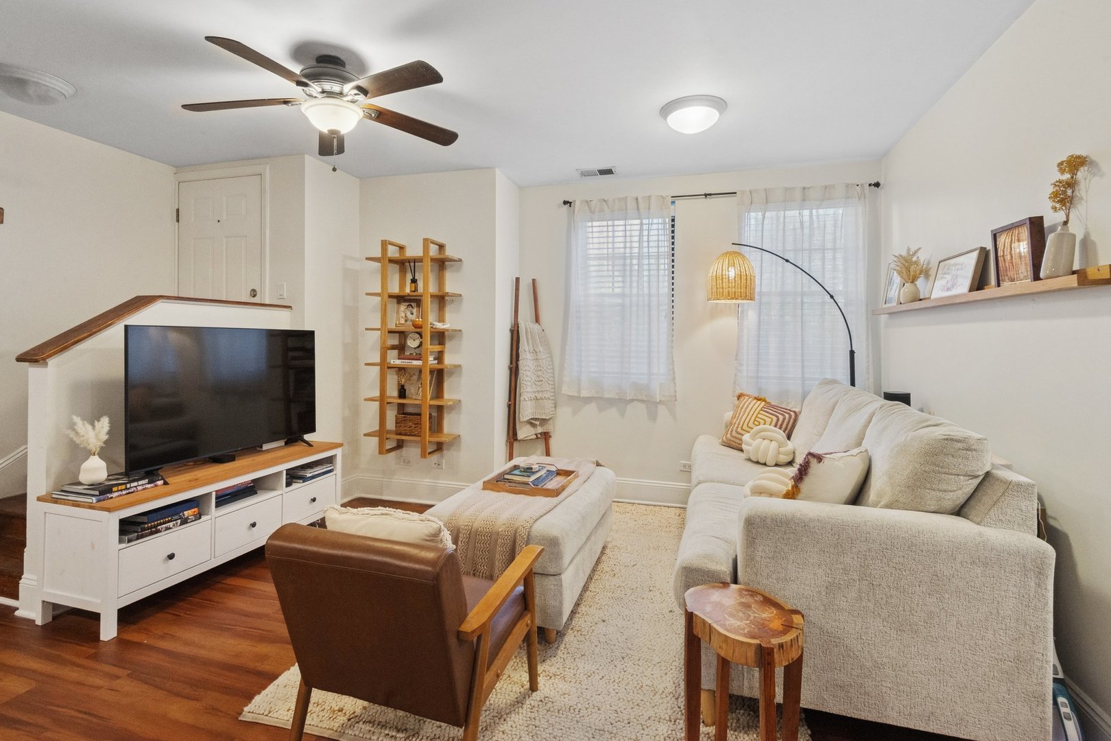 2314 Sherman Avenue, Unit G Evanston, IL 60201 - Photo 5 of 15 a living room with furniture and a flat screen tv