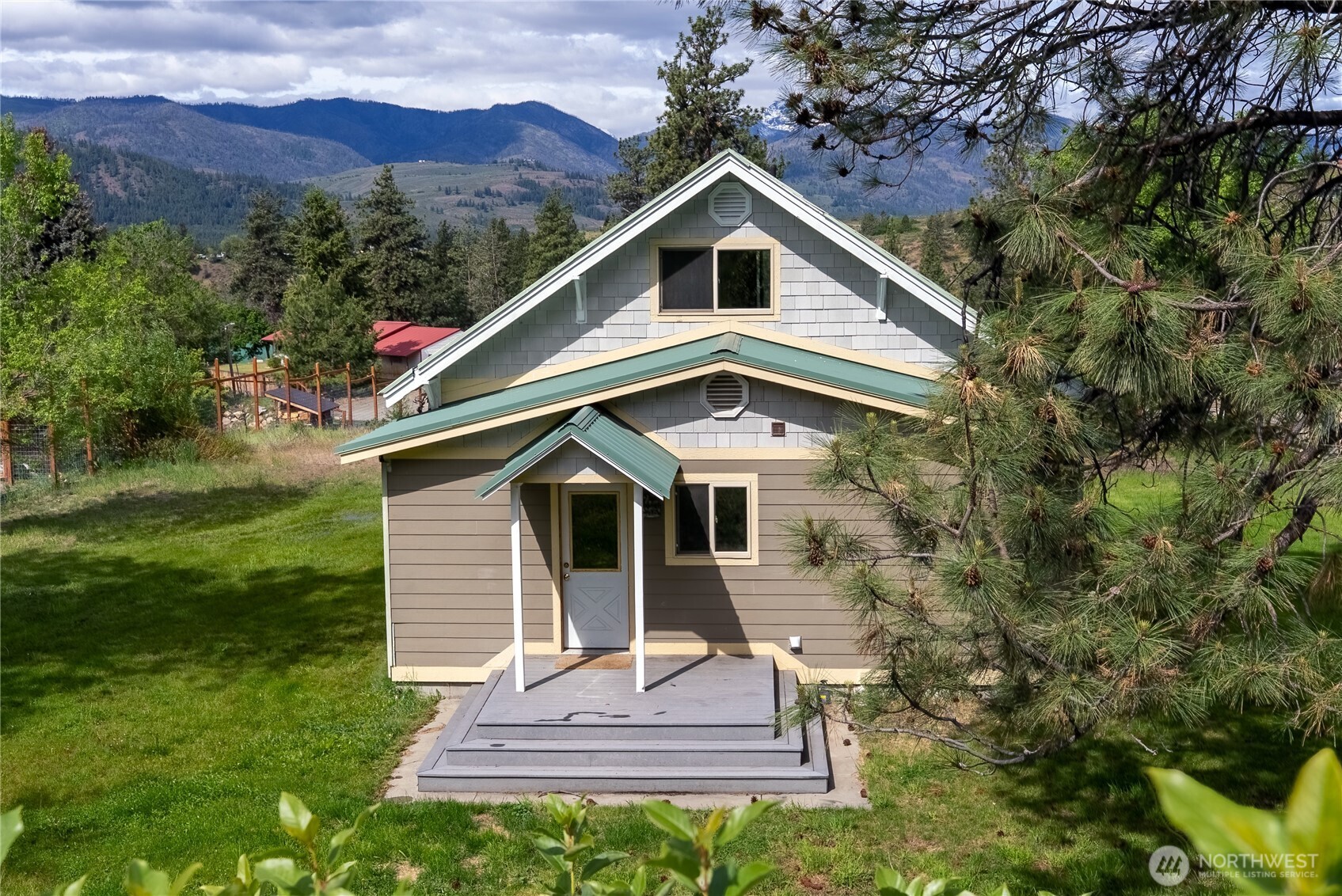 511 Bluff Street Winthrop, WA 98862 - Photo 4 of 38 a front view of a house with a yard