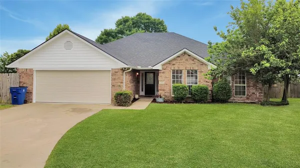 $268,000 | 709 Elm Circle, Van Alstyne, TX 75495