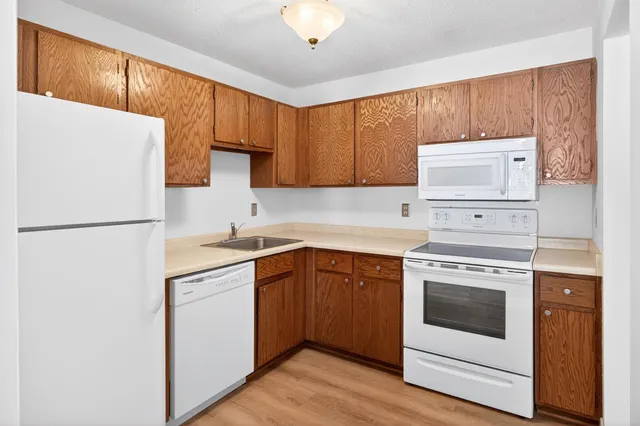 $164,000 | 1903 Silver Bell Road, Unit 121, Eagan, MN 55122