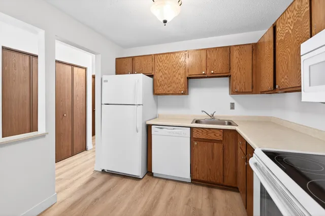 $164,000 | 1903 Silver Bell Road, Unit 121, Eagan, MN 55122