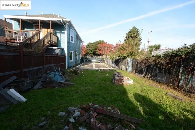 a view of a yard in front of the house