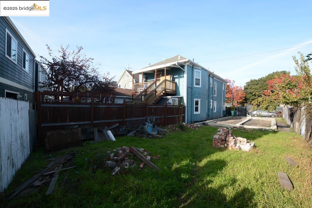 1633 8th Street Oakland, CA 94607 - Photo 21 of 56 a backyard of a house with lots of green space