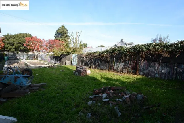 a view of a back yard