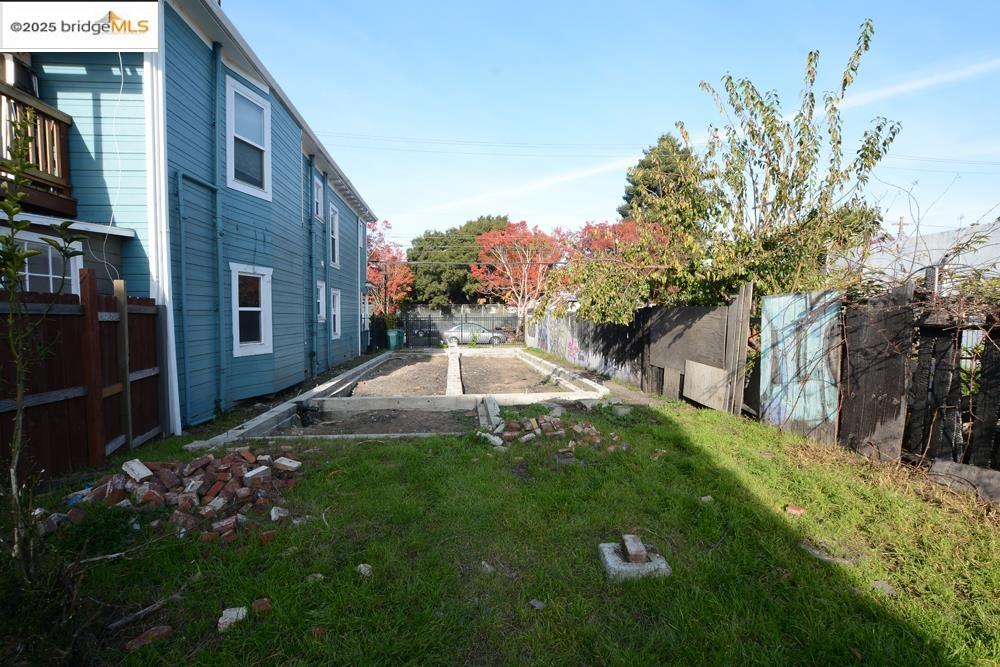 1633 8th Street Oakland, CA 94607 - Photo 24 of 56 a view of a back yard of the house