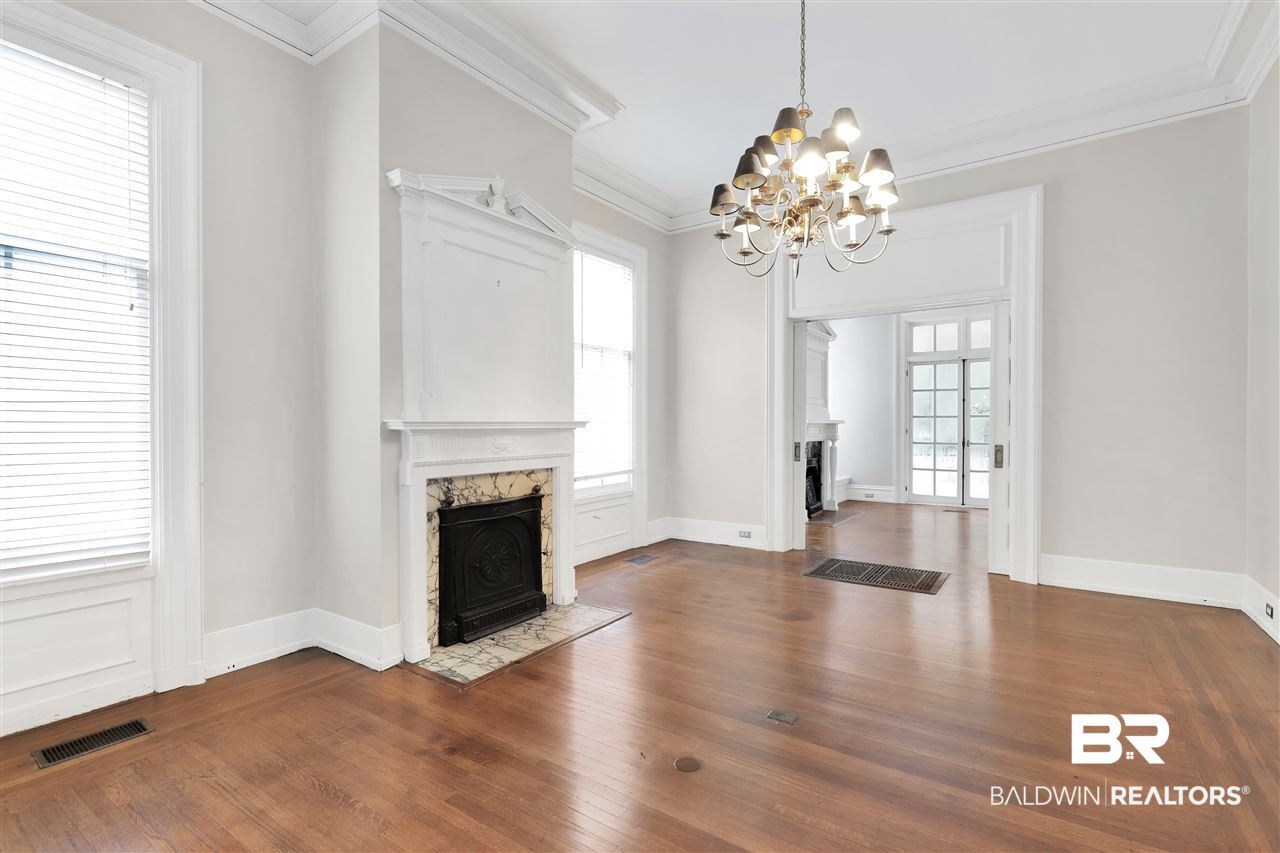 1108 Government Street Mobile, AL 36604 - Photo 11 of 49 Huge Windows Throughout!