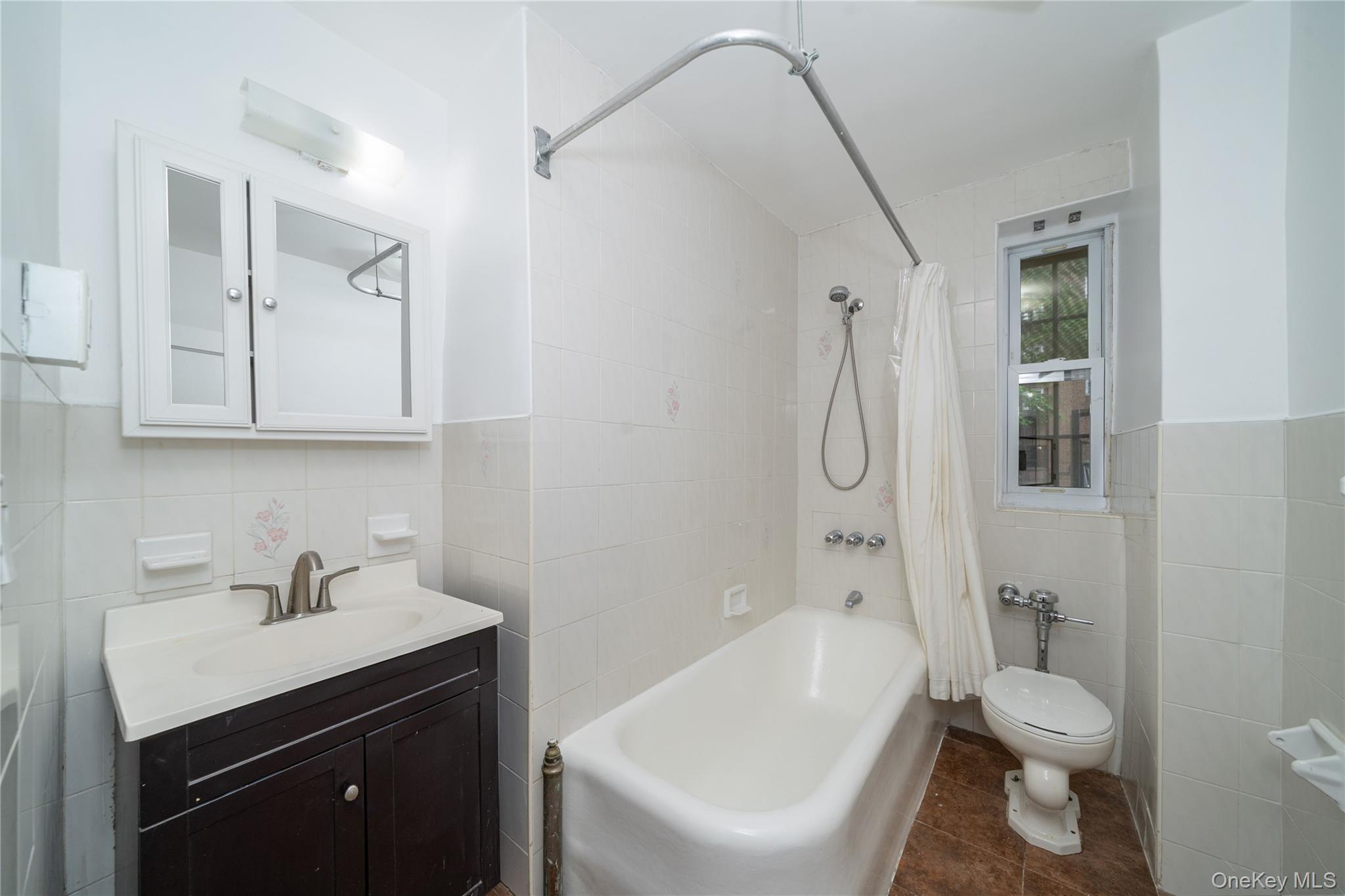 45 Pondfield Road West, Unit 1G Bronxville, NY 10708 - Photo 15 of 17 Bathroom