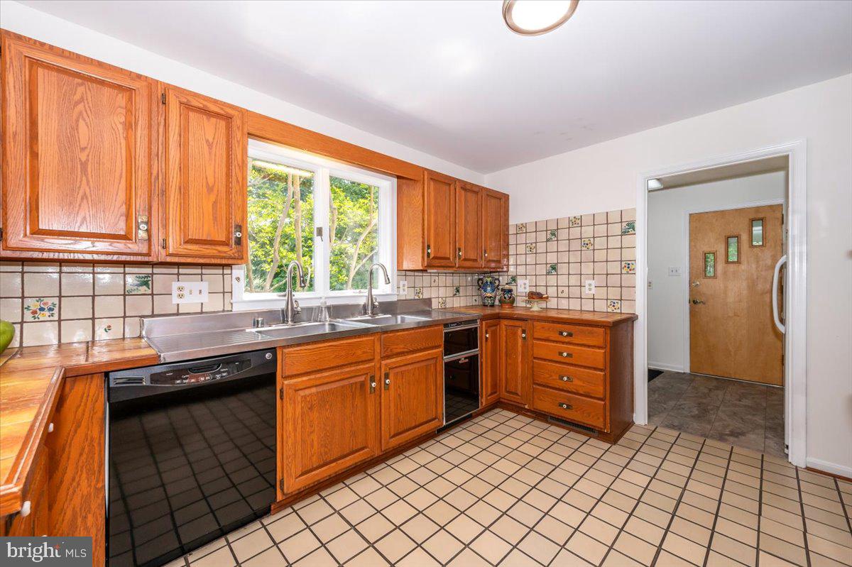 302 Notley Court Silver Spring, MD 20905 - Photo 12 of 42