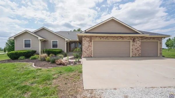 $525,000 | 22775 N Road, Holton, KS 66436
