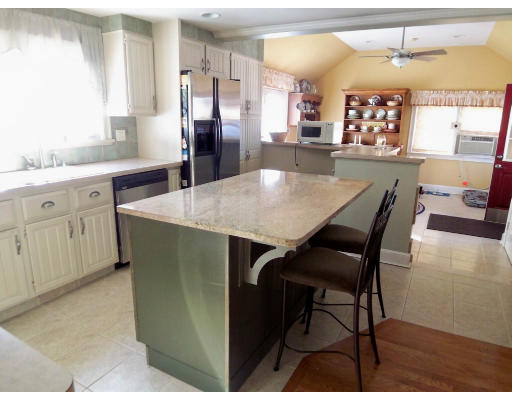 8 Thompson Road Beverly, MA 01915 - Photo 4 of 14 Gallery Image 4