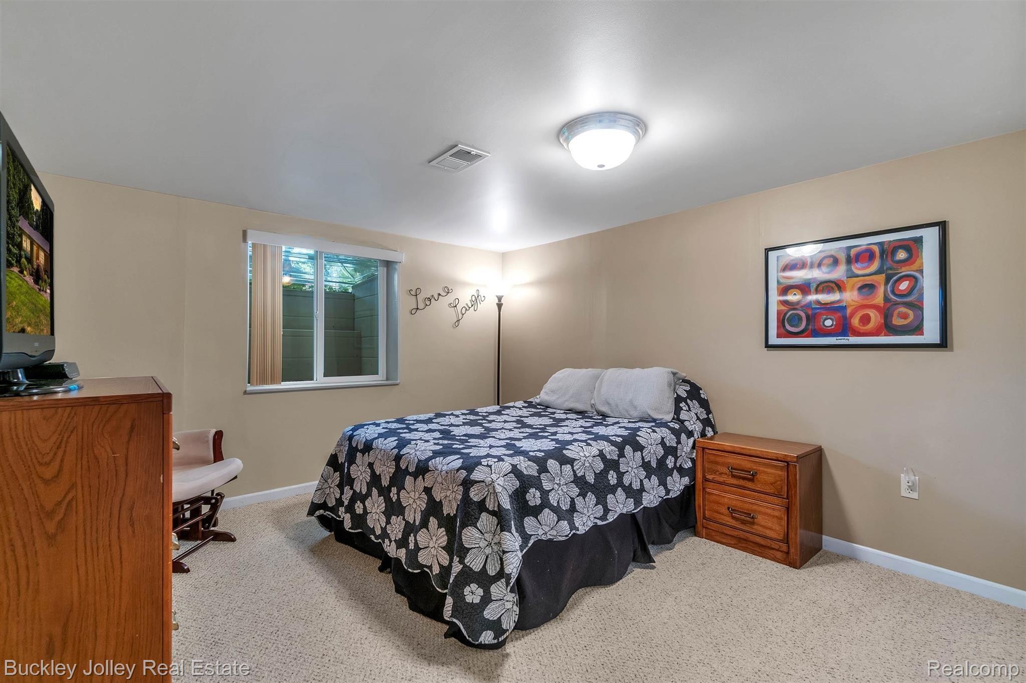 6454 Brighton Road Brighton, MI 48116 - Photo 14 of 28 2nd Bedroom.jpg