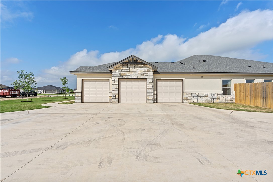 942 Inka Road Salado, TX 76571 - Photo 4 of 46 a front view of a house with a yard