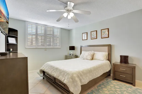 $2,400 | 2731 Northeast 14th Street Causeway, Unit 702, Pompano Beach, FL 33062