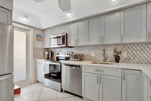 $2,400 | 2731 Northeast 14th Street Causeway, Unit 702, Pompano Beach, FL 33062