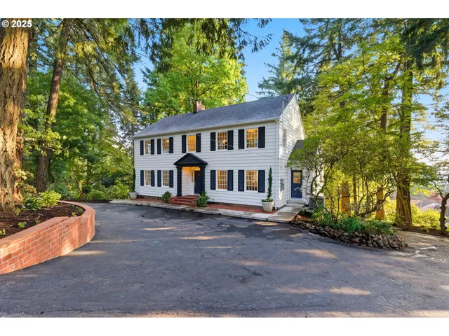 a view of a yard in front of house