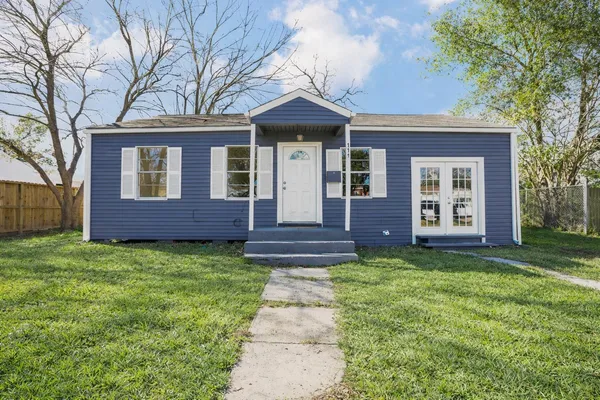 $134,900 | 111 Poinsetta Lane, Highlands, TX 77562